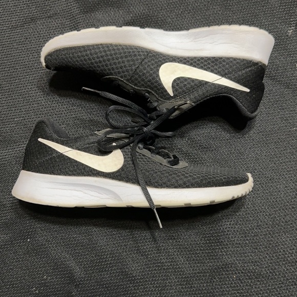 Nike Tanjun Black Women size 9.5 - Picture 1 of 6